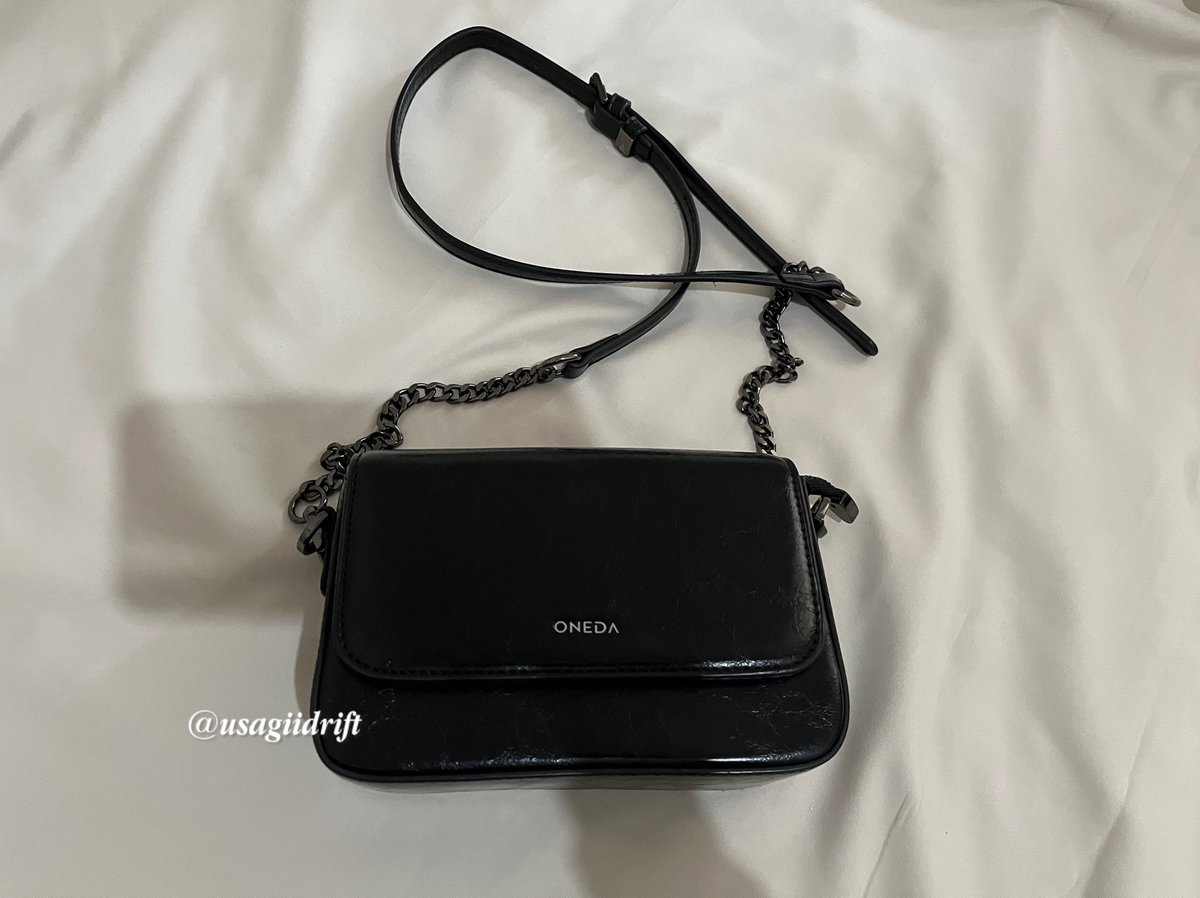 usagiidrift's tweet photo. IN THIS ECONOMYY
udah gak mau impulsive beli tas random lagi 🥲
sekarang lebih milih yang affordable tapi keliatan mahal + kepake tiap hari 😭🤎

punya 1 sling bag, 1 tote bag, 1 shoulder bag, sama dompet yang awet &amp; kepake terus tuh udah lebih dari cukup🙂‍↔️✨ https://t.co/4BNwqh5uVv