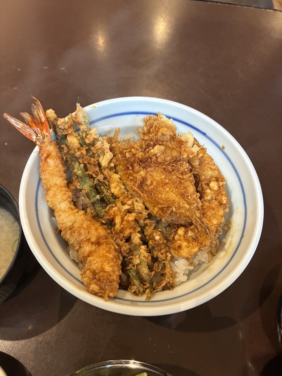 rkccy63's tweet photo. #横浜天吉
天丼セット990円
抹茶アイスがついて990円は安いです。 https://t.co/n7BvXZiWsh