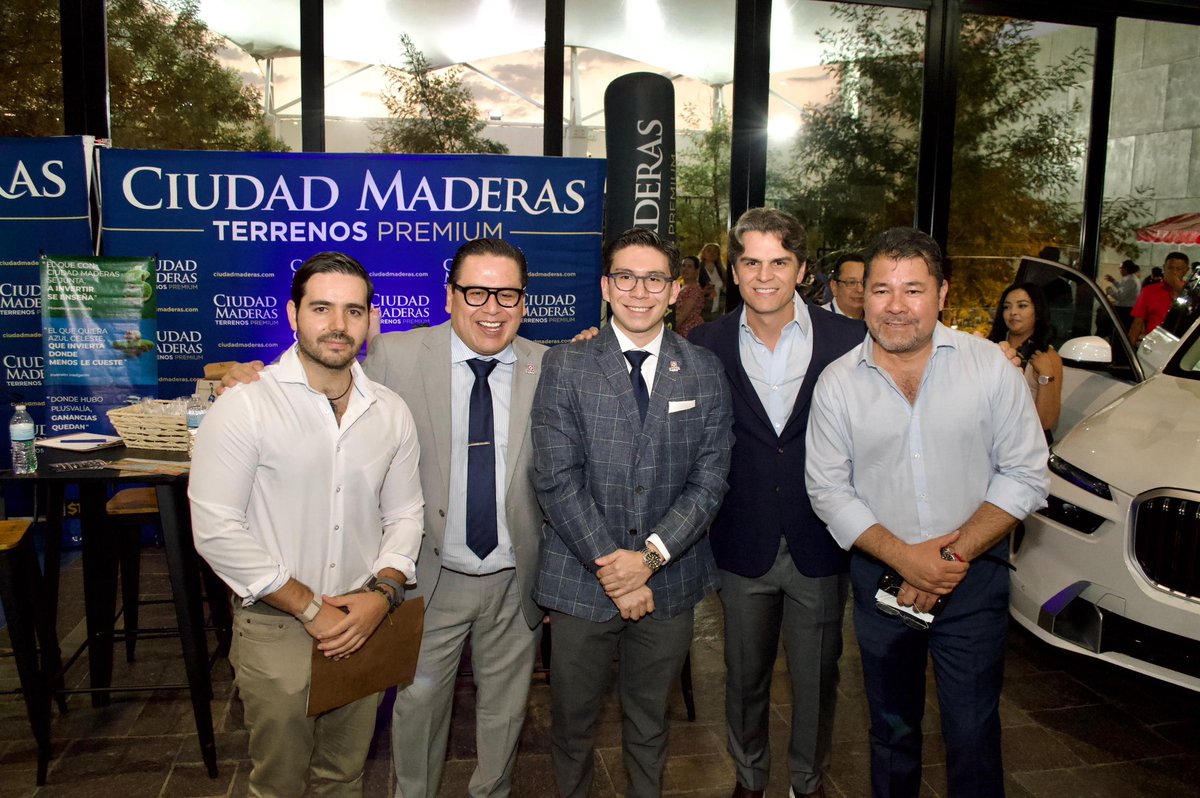 JCValladaresMx's tweet photo. En #SanLuisPotosí el emprendimiento sigue tomando fuerza gracias al impulso de @1MauricioMahbub, presidente de @Canacosanluisof, y Raúl Suárez Villalobos, al frente de @jecanaco_SLP, quienes han apostado por generar espacios donde nuevas ideas pueden avanzar. 👊🏼👏🏼

Tuvimos un gran encuentro en la #ExpoImpulsoEmpresarial2026, espacio que permite conectar talento con oportunidades reales para el desarrollo del estado. 😎