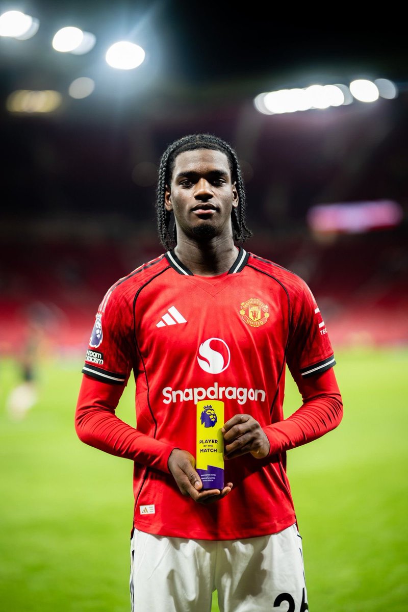 UtdMaI's tweet photo. Ayden Heaven cost Manchester United just £1M… let that sink in.

He was one of the most important players during Amorim’s time, then Carrick came in and suddenly he was reduced to a bench option like he wasn’t good enough anymore.

Only for injuries to hit and him to step back in every single time giving absolutely everything for the badge without complaints, PR games or throwing tantrums.

£1M for a defender with heart, composure and actual passion for the club while some £60M+ players hide when things get difficult. We are genuinely blessed to have Ayden Heaven.