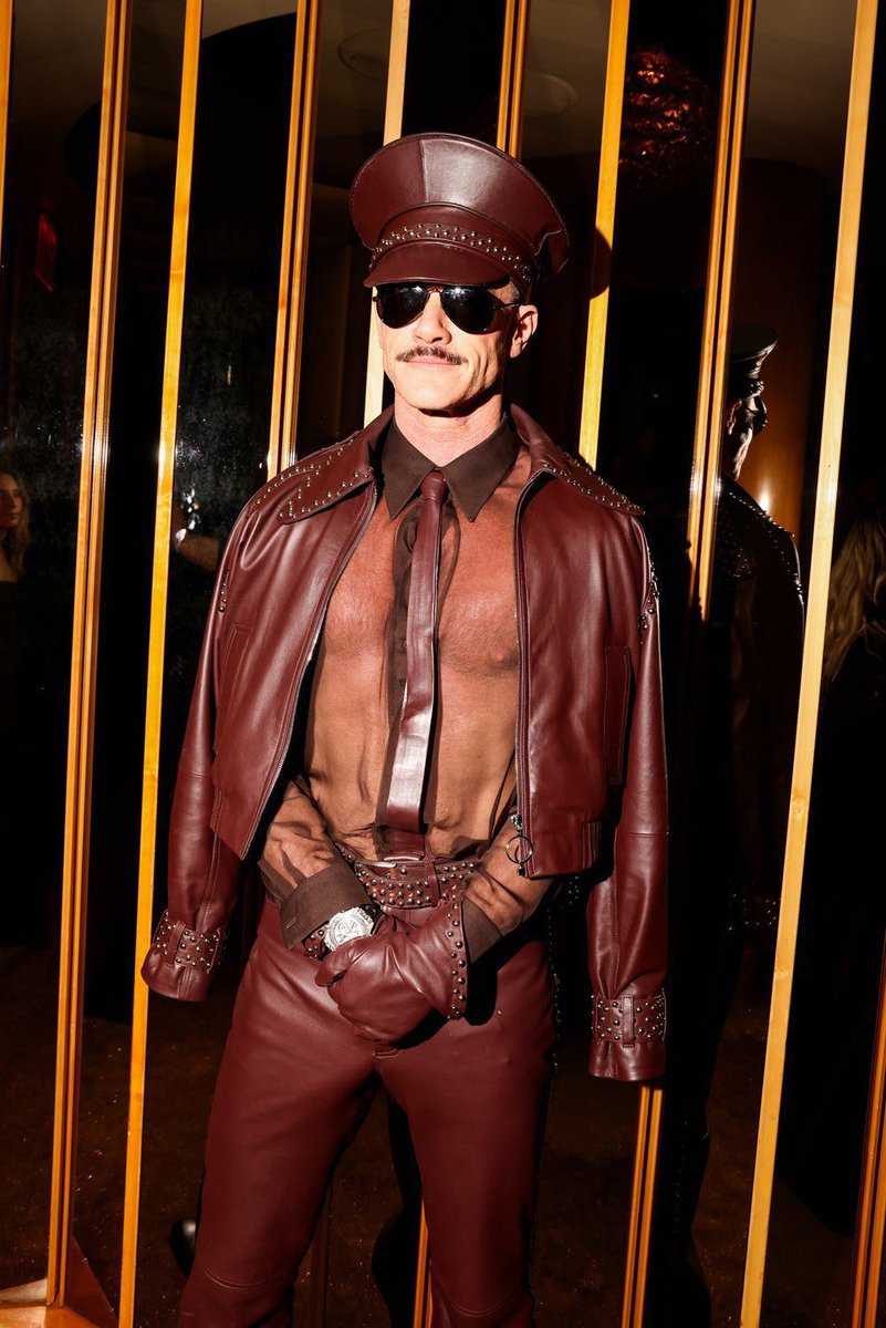 SoyGerardCortez's tweet photo. Honestamente yo amo todo lo que tiene que ver con lo kinky y el leather y toda la mamada y cuando se mezcla con moda como aquí hizo Palomo Spain wow que hot salió todo 🔥 https://t.co/2thlrY0oSf