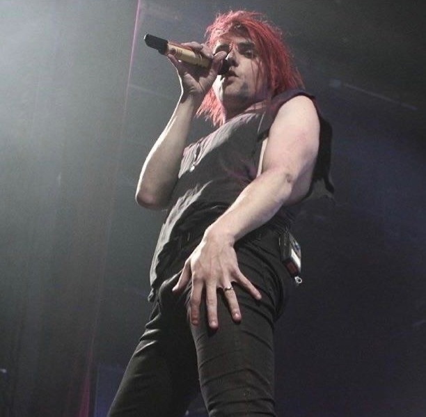 gerard way hourly (@hourlygeeway) on Twitter photo 