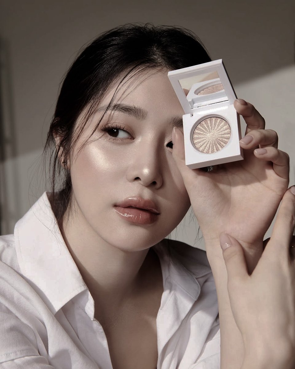 My makeup today feels soft, sweet, and full of confidence, but the real star is definitely my blush on. That rosy glow on my cheeks makes me look so fresh, pretty, and effortlessly charming like I’m carrying my own little sunset everywhere I go.