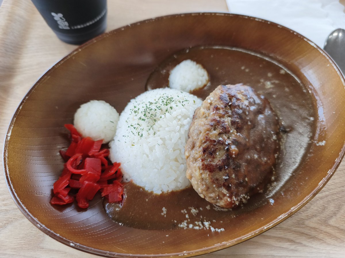 昼ごはんは、クマ山食堂で、ハンバーグカレーを #のぼりべつクマ牧場