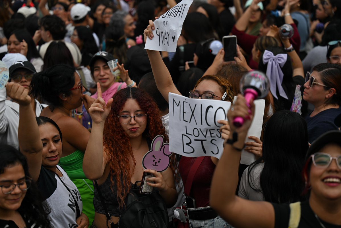 BTS llegó a México para saludar a su ARMY desde Palacio Nacional.

Cerca de 50 mil personas se congregaron en el Zócalo para compartir un momento de alegría colectiva. A través de sus canciones, el grupo impulsa mensajes de paz, inclusión y convivencia entre las juventudes.