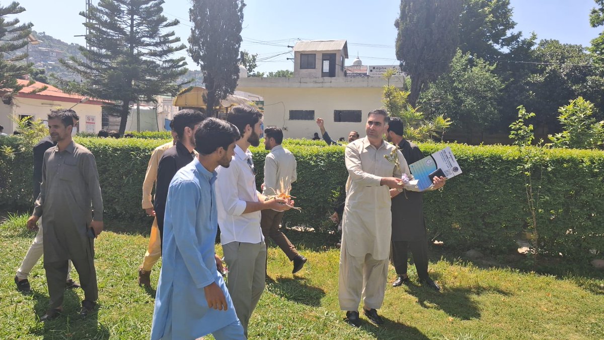 UAJK_Official's tweet photo. 🧹 Students, faculty & staff of the Department of Law actively participated in #CleanlinessWeek being observed at the University of Azad Jammu & Kashmir, promoting teamwork, civic responsibility, and a cleaner campus environment. 🌿
#UAJK #DepartmentOfLaw #CleanCampus https://t.co/Tkg9vbX71J