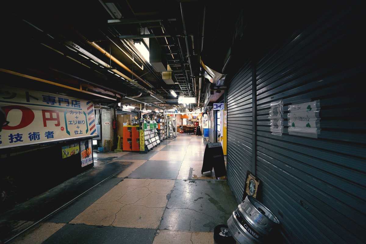 yoshida_seiji's tweet photo. 先日立ち寄った浅草地下商店街の写真をnoteとFANBOXに公開しました。作画資料や素材として自由にお使いいただけます。リンクはツリーからどうぞ。 https://t.co/GrGTaNL3xu