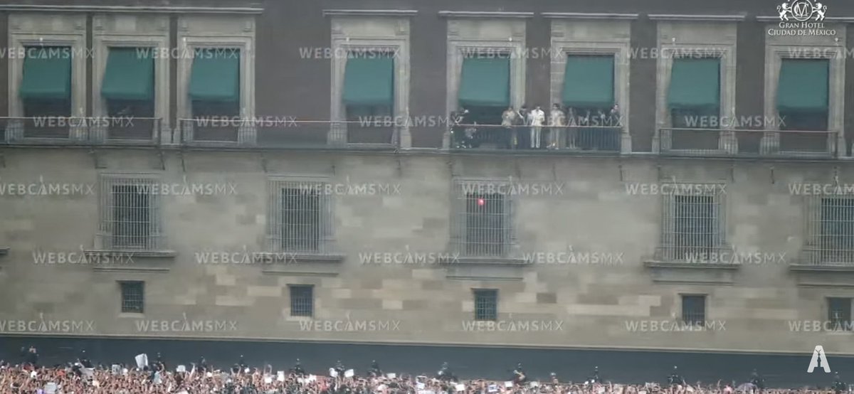 stayalivejksg's tweet photo. LOS BTS SALUDANDO EN EL ZÓCALO https://t.co/QgH8SLKtGv