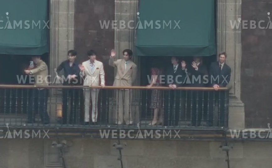 vminiecats's tweet photo. YA ESTAN EN EL PALACIO Y HOBI ESTA TOMANDO FOTOS 😭😭😭 https://t.co/hjfLlXrMaS