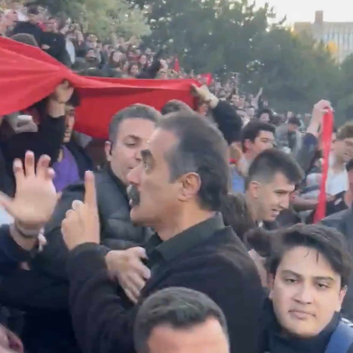 Burakasikoglu50's tweet photo. Türk Bayrağı’na parmak sallama cüreti gösteren bu provokatör piçin, ODTÜ şenliğinde gençlerin arasında ne işi var?

Yaşanan olayları başlatıp Türk Bayrağımızı indirmeye teşebbüs eden bu alçağın ve alçakların kimliklerinin tespit edilerek cezalandırılması şarttır. 

Yoksa bir Türk çıkar o parmakları kırar! 
@METU_ODTU