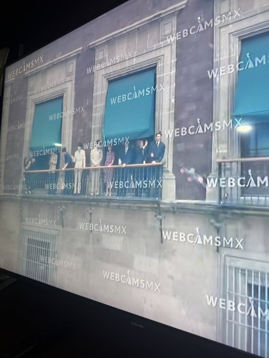 yoonxsi's tweet photo. Siento que BTS saliendo a saludar desde el palacio es como un sueño que tienes cuando te da fiebre JAJAJAJ https://t.co/MQM7HF24k4