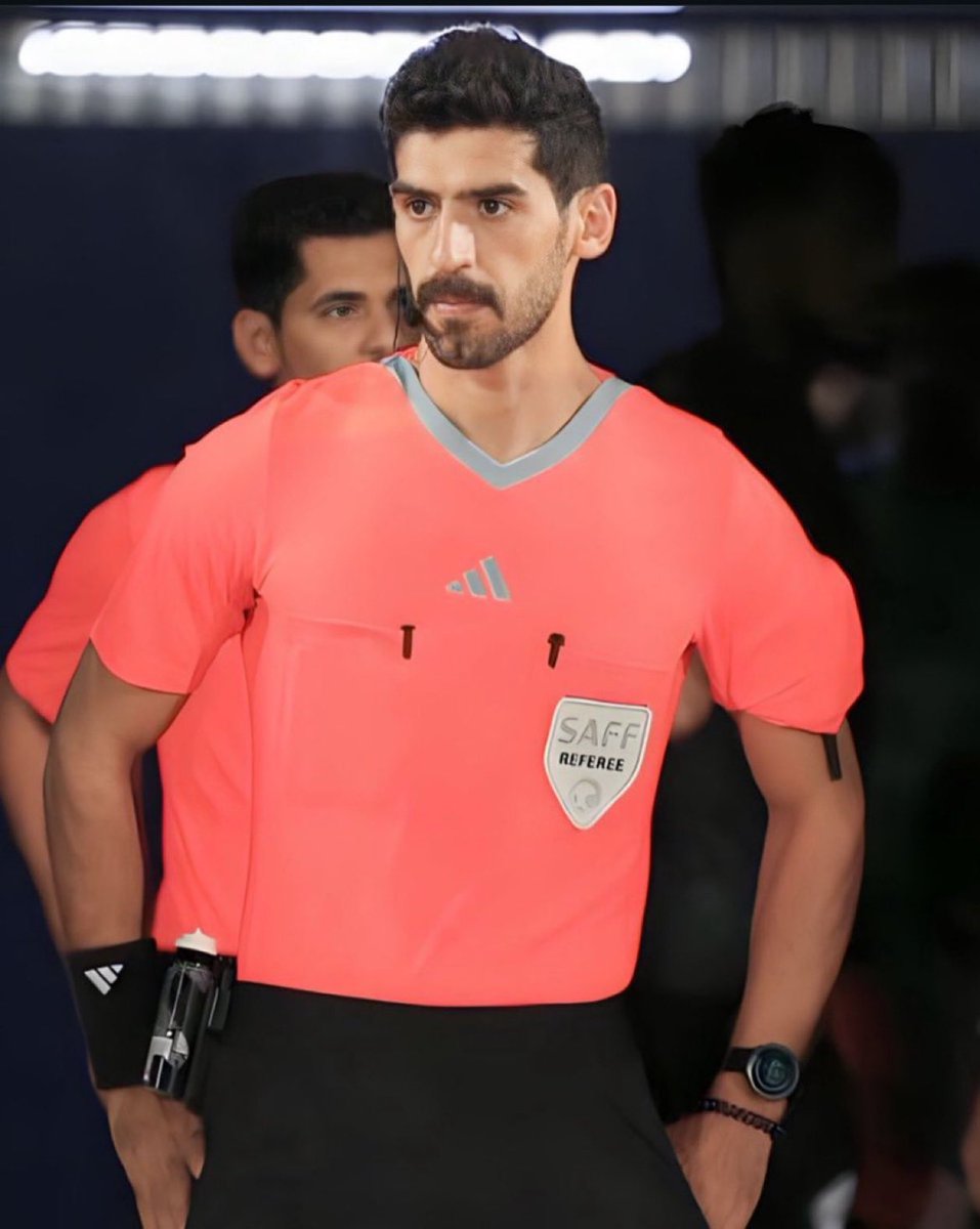 بعد الهدوء..

الي شاف مباراة الاهلي والفتح.. بيلفت نظره أداء هذا الحكم، والله شخصية كبيرة ويمشي في بعض الحالات الي ما تستحق ضربات حرة

رتم المباراة كان سريع وهو سبب في ذلك 

الحكم المحلي علي القحطاني؛ نموذج مثالي للحكم الي كنا نطمح نشوف حكامنا بهذا الأداء

أتمنى أشوفه أكثر 👏🏻🇸🇦
