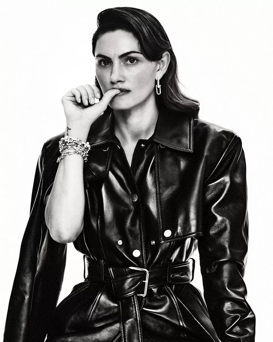 tonkinnation's tweet photo. Perfeita! 

Phoebe Tonkin fotografada por Glynis Traill-Nash para a edição de maio da revista Harper's Bazaar Austrália. https://t.co/bRZK2PMfP3