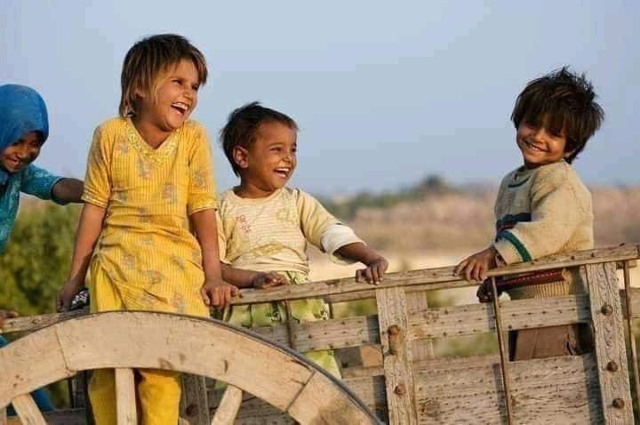 خوشی کسی چیز کا نتیجہ نہیں، بلکہ ایک شعوری فیصلہ ہے۔
نہ کوئی چیز، نہ کوئی انسان، نہ کوئی جگہ آپ کو حقیقی خوشی دے سکتی ہے…
جب تک آپ خود خوش رہنے کا انتخاب نہ کریں۔
اپنے اندر خوشی کو جگہ دیں،
بے وجہ مسکرائیں، دل سے گنگنائیں…
اور اپنی خوشی دوسروں میں بھی بانٹتے جائیں
#قومی_زبان