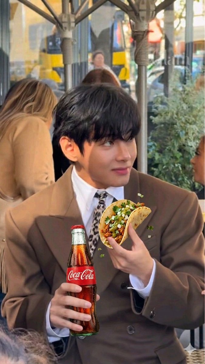 La verdad después de ver como Claudia le tocaba la espalda no lo iba a traer, pero aquí anda mi amorcito Tae bien contento comiendo sus tacos con mucho picante