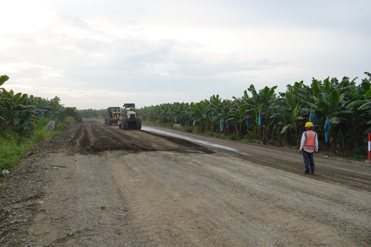 #LosRíos | El subsecretario zonal 5, Carlos Camacho, y el director distrital, Félix Valdez, inspeccionaron el avance de los trabajos en el proyecto Baba–Tres Marías.

En el paso lateral de Baba, se ejecutan labores de reconformación de la estructura vial como parte de las