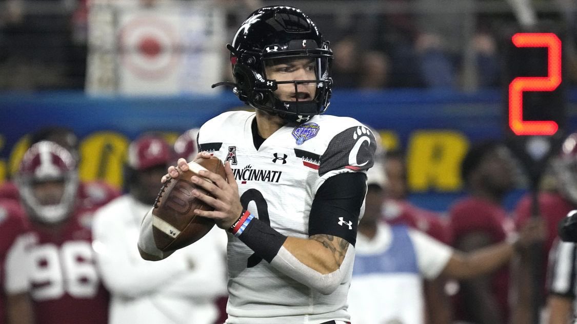 Deon3Barnes's tweet photo. Blessed to receive an offer from The University of Cincinnati ❤️🖤! 

 @GoBearcatsFB @CoachPeteThomas @WCFball @TNSelect7V7 @QBC_Nashville @CoachBKPowell @CoachCouncil47 @ChadSimmons_ @TomLoy247 @GregSmithRivals  @TomLuginbill @samspiegs @Rivalsdotcom @247Sports https://t.co/vyy9poS7Pt