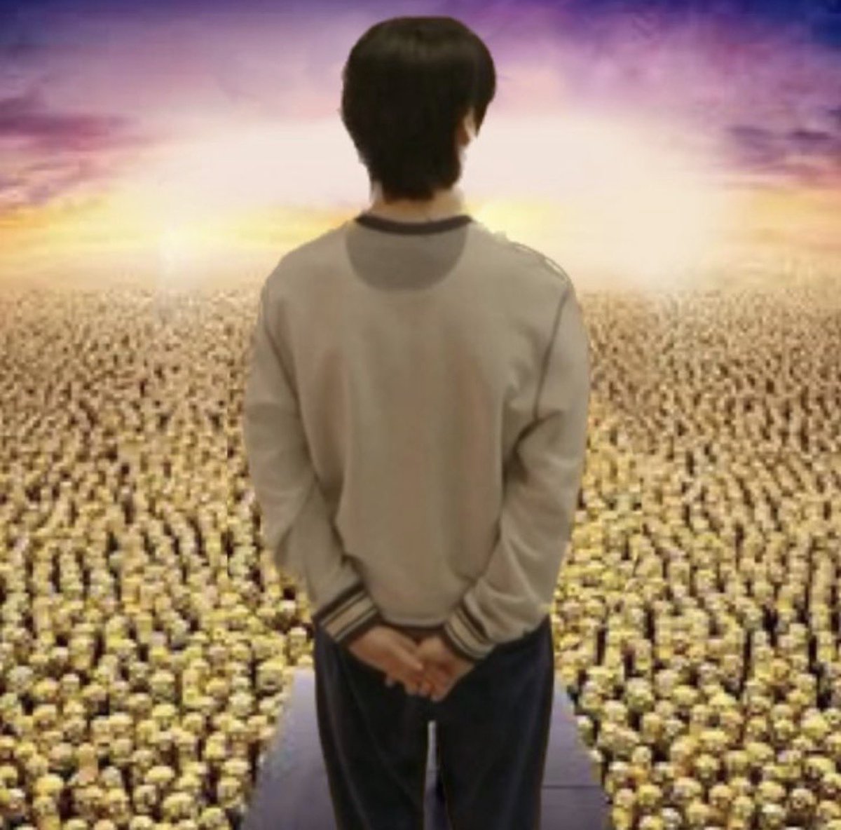 Vantaeuwuu's tweet photo. cómo se sintieron los bts al salir al balcón para ver a las armys: https://t.co/L1OjjvLzH1