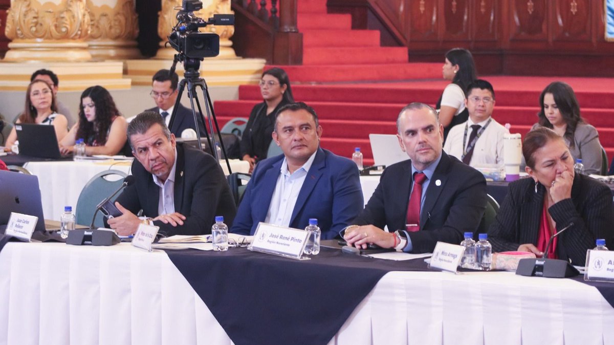 DiariodeCA's tweet photo. #EnElPaísDCA | Durante la segunda reunión ordinaria del #Conadur, el ministro de Finanzas Públicas, @jmenkos, presentó la propuesta preliminar de inversión para los Consejos de Desarrollo en 2027, la cual contempla más de Q4.4 mil millones destinados a la ejecución de 2 mil 587 obras en todo el país.
✍️🏻 Redacción Web
📷 @MinfinGT
