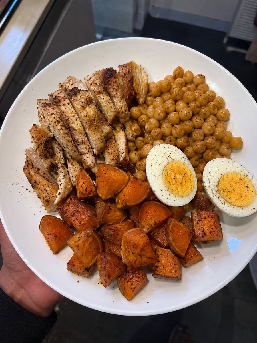 lscape_ai's tweet photo. AI cooking like a strict health fanatic. 🥗 https://t.co/d6lJOl0J70