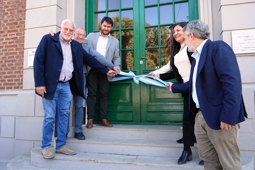 gobdecordoba's tweet photo. 🎉 ¡#Sampacho celebró su aniversario N° 151!
Los festejos se llevaron a cabo en la explanada de su histórica Estación de Ferrocarril, convocando a vecinos, emprendedores, artesanos y músicos locales en una jornada que reunió a toda la comunidad.
En el marco de su aniversario, acompañamos con aportes para la organización del evento e importantes anuncios, como la red de #GasNatural que avanza en barrio Pueblo Nuevo, trabajos sobre el canal de calle Garay y la refuncionalización de la Plaza Central.
🏛️🎓 Además, se inauguró la puesta en valor del edificio de la Estación, que próximamente albergará a la #UniversidadPopular de la #UNC.
¡Felices 151 años Sampacho! ✨🍾
Conocé más 🔗 https://t.co/xcZqyQaWrk
#HacerParaCrecer