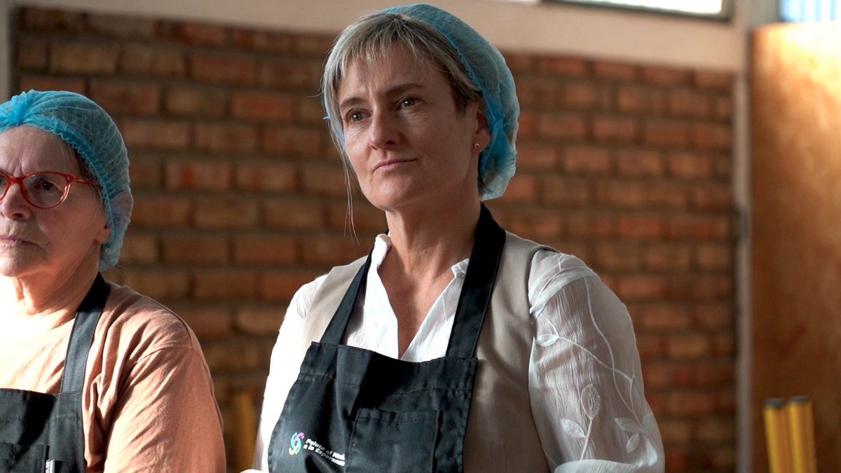 Minterioruy's tweet photo. La Subsecretaria del Ministerio del Interior, Gabriela Valverde, junto a la Ministra de Vivienda y Ordenamiento Territorial, Tamara Paseyro, y la Directora del Instituto Nacional de Rehabilitación, Ana Juanche, participaron del curso “Alta Cocina con Nilson” del programa Pelota al Medio a la Esperanza, dictado por Nilson Viazzo.

La actividad se realizó en la Escuela N.º 271 Ana Frank, en Cerro Norte, donde se brindó una clase de cocina brasileña dirigida a familias de alumnos, en el marco de una propuesta que promueve la integración y la convivencia a través de talleres fuera del horario escolar.

https://t.co/wB3sLvWy6Q