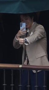 La cara de felicidad de hoseok mexicano mientras graba a su pueblo mexa y hace un corazón hacia ells, QUE VIVA MÉXICO🗣️🗣️🗣️🗣️🇲🇽