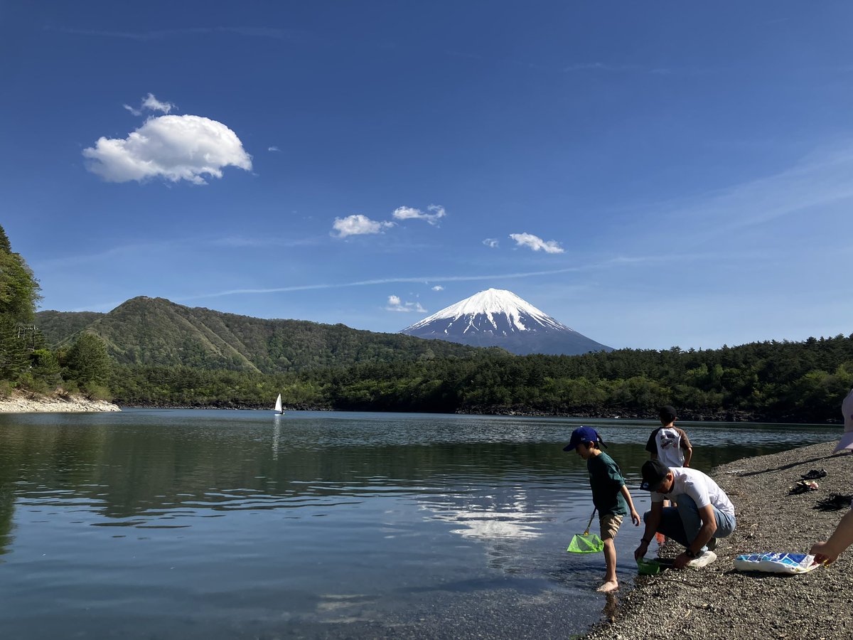 omomomy's tweet photo. 連休明けおはようございます☀️
キャンプ＆親族集まり＆少年野球で濃度高めのGWでした⛺️
いろんな表情を見せてくれる富士山はいつきても新鮮でUFOみたいな不思議な形の雲も何か意味があるのか、感慨ものです。
たくさん楽しんだ分、仕事も頑張ります https://t.co/iKqgFyHVtR