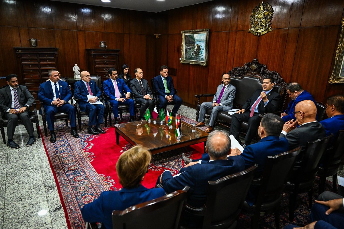 QatarEmb_BRS's tweet photo. Sua Excelência Davi Alcolumbre, Presidente do Senado Federal e Presidente do Congresso Nacional, reuniu-se nesta quarta-feira, 06 de maio de 2026, com os embaixadores dos países do Conselho de Cooperação do Golfo (CCG) e o Embaixador do Reino da Jordânia em seu gabinete em Brasília. Durante o encontro, foram discutidas as relações bilaterais e a situação atual no Oriente Médio.
