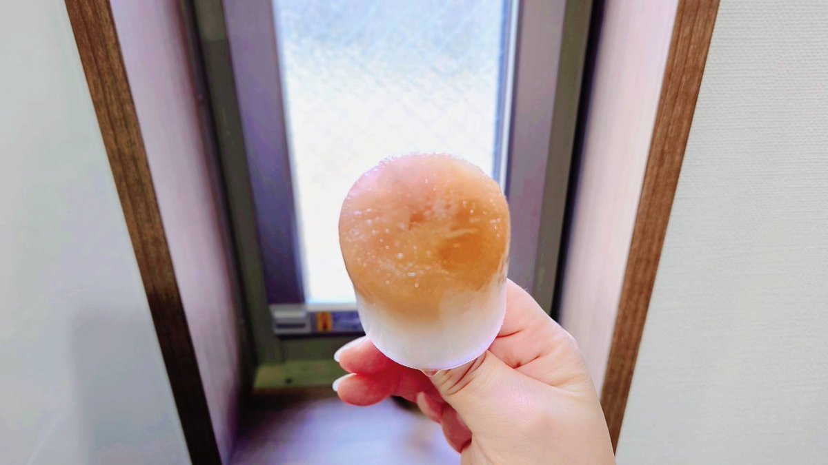 Lychee0101's tweet photo. 出来たぁ✨
でもちゃんと混ざらなかったなぁ
次は常温で少し置いてまじぇまじぇしてから固めよう
ちゃんとアイスキャンデーの食感になっていて夫と感動🥹
見た目はグラデーションで綺麗だけど、下��白い部分はほぼ味なしでした笑 https://t.co/xws2bpT2mj