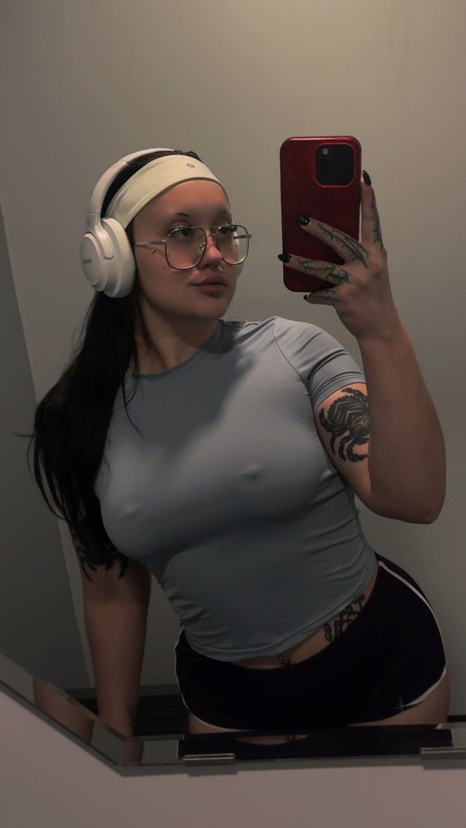 Violet_Spider_'s tweet photo. Nipple piercings through the shirt <3

#pierced #brunette #girlwithglasses #gymgirl https://t.co/YJzBMPKueE