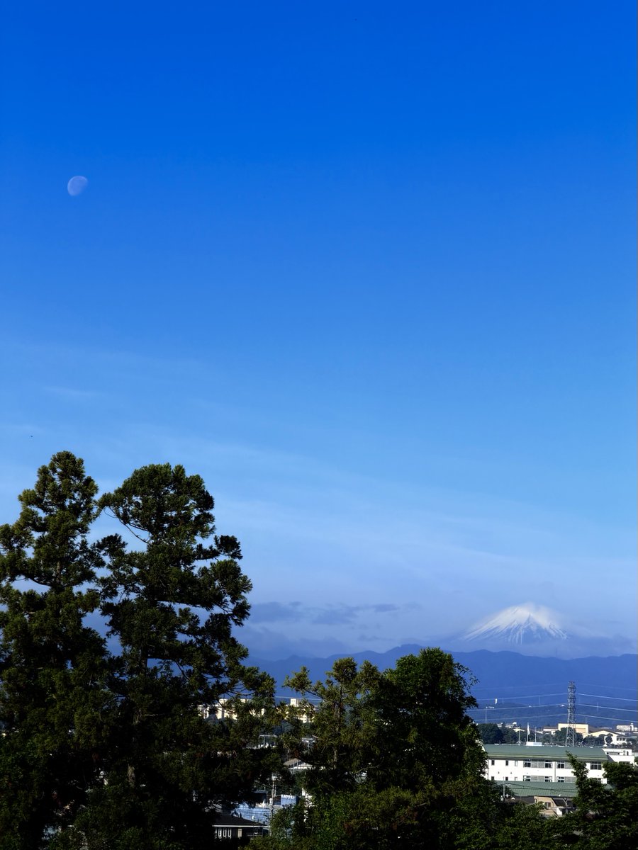 yojige's tweet photo. 朝行月と今朝の富士山。 https://t.co/jm1c84wRTg