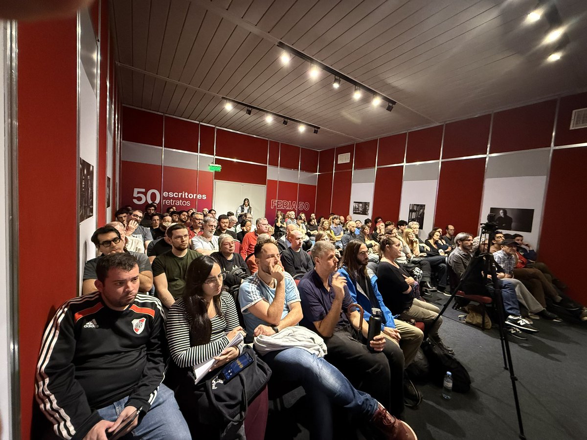 PTSarg's tweet photo. 📚 En la 50° Feria Internacional del Libro de Buenos Aires se presentó Las nuevas tecnologías en los límites del capital, de Paula Bach, publicado por Ediciones IPS.

El libro analiza cómo la inteligencia artificial, la robótica y la biotecnología se desarrollan atravesadas por las contradicciones del capitalismo actual, cuestionando la idea del “fin del trabajo” y mostrando cómo estas tecnologías son utilizadas para profundizar la explotación y el control sobre trabajadores y trabajadoras 🤖⚙️

Del panel participaron Noemí Brenta y Martín Becerra, con coordinación de Ariadna Díaz.
