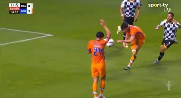 prastayo_aja's tweet image. Beda case, itu handball krn jersey oren tangannya di angkat dan di anggap halangi bola. Sedangkan neves itu hindarin bola dan kena tangan
