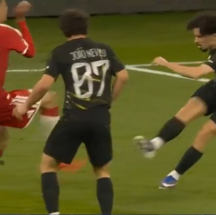 prastayo_aja's tweet image. Beda case, itu handball krn jersey oren tangannya di angkat dan di anggap halangi bola. Sedangkan neves itu hindarin bola dan kena tangan
