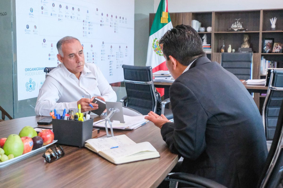 AlbertoEsquerG's tweet photo. Hoy me reuní con mi amigo @Fortegajalisco, Director del CODE Jalisco, para revisar la estrategia que llevará la activación física y el alto rendimiento a cada municipio de nuestro estado.  

Tal como lo ha indicado el gobernador @PabloLemusN, nuestra meta es que el deporte no se quede solo en la ciudad, sino que llegue a todos los rincones de Jalisco.

Estamos recuperando espacios públicos y brindando a nuestras niñas, niños y jóvenes la oportunidad de cumplir sus sueños.