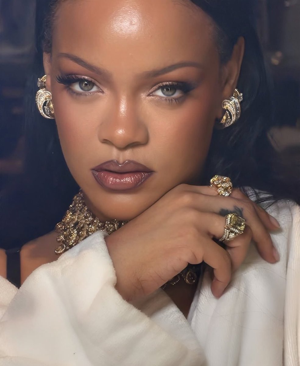 Rihanna | HQ tweet media