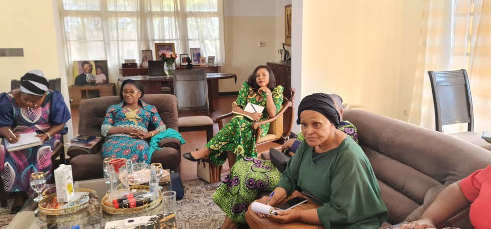 FunatRDC's tweet photo. Après la forte mobilisation du 1er mai à l’aéroport de N’djili pour accueillir @JulianaLumb , candidate congolaise à l’OIF 🇨🇩, la dynamique s’est poursuivie ce lundi avec une rencontre stratégique à sa résidence entre la candidate et une délégation des femmes de la FUNAT.
@obetoa https://t.co/6l7wY78h4V