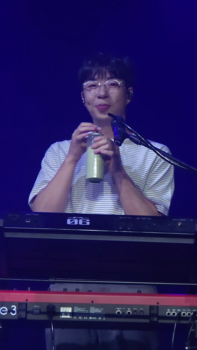 dopamiledo's tweet photo. 보조개 찔러보고싶다 https://t.co/AerFh1EMUS
