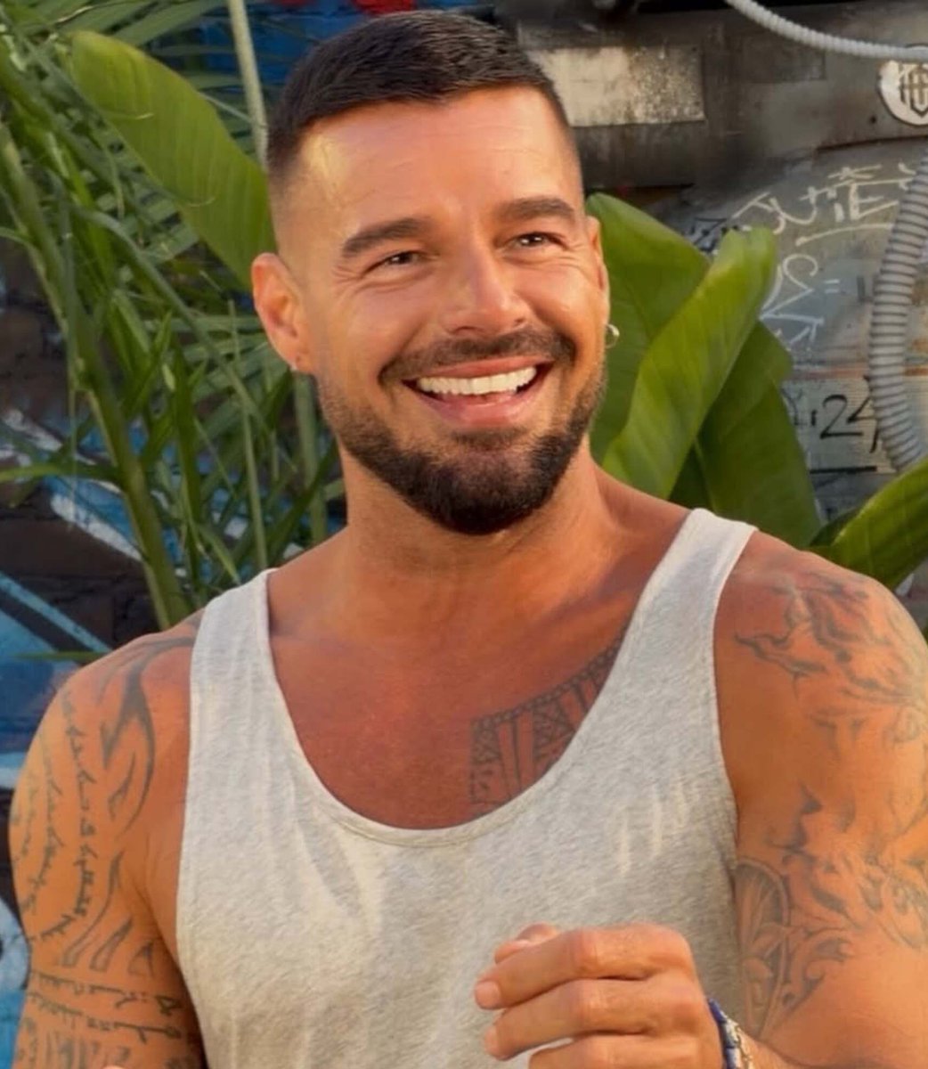 🚨 URGENTE: Ricky Martin é o primeiro convidado da turnê 'Registro Histórico' de Luan Santana. 

O astro porto-riquenho fará participação no show do dia 16 de maio no Rio de Janeiro. Gostaram?