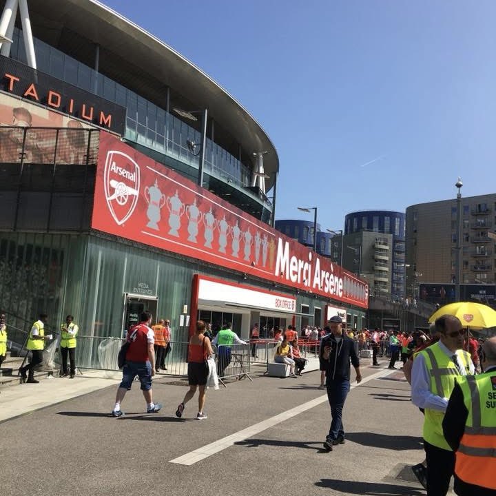 goonersgirl008's tweet photo. 8 years ago and a farewell to Le Prof! Made it to The Tolly with @goonergals and ended up round The Eaglet with my fairy godfather Mike Birch post-match. #MerciArsene https://t.co/cOthRakJ4u
