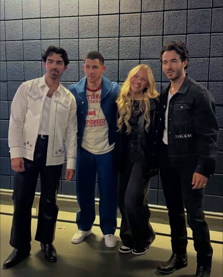 freyamyqueen's tweet photo. mis freytini con los jonas brothers 💘🫶🏻 https://t.co/gF1fdCgQ6z