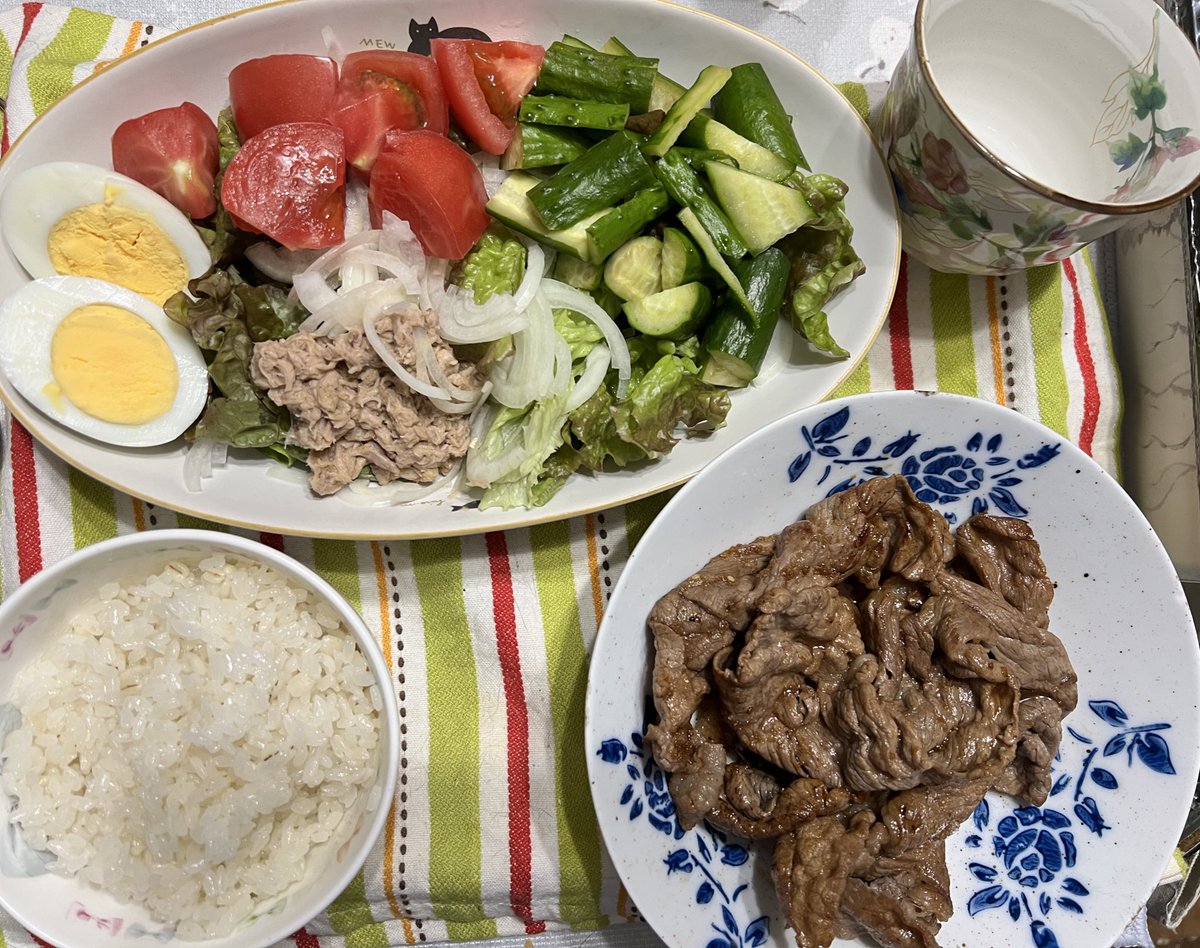 調子に乗ってサラダにあれこれ追加したら、メインより野菜ばかりになりました。