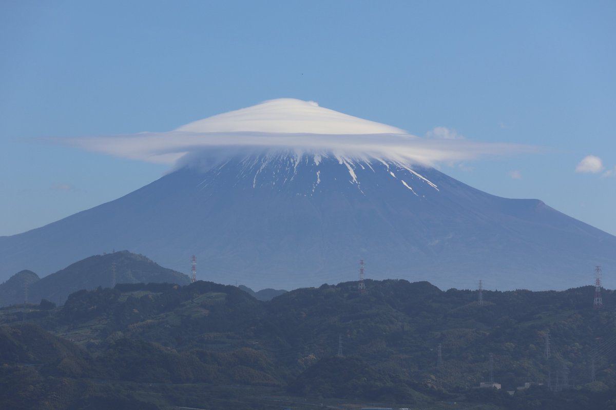 富士山 連休明けの今日7日、富士山が笠をかぶっていました🗻 #静岡県立大