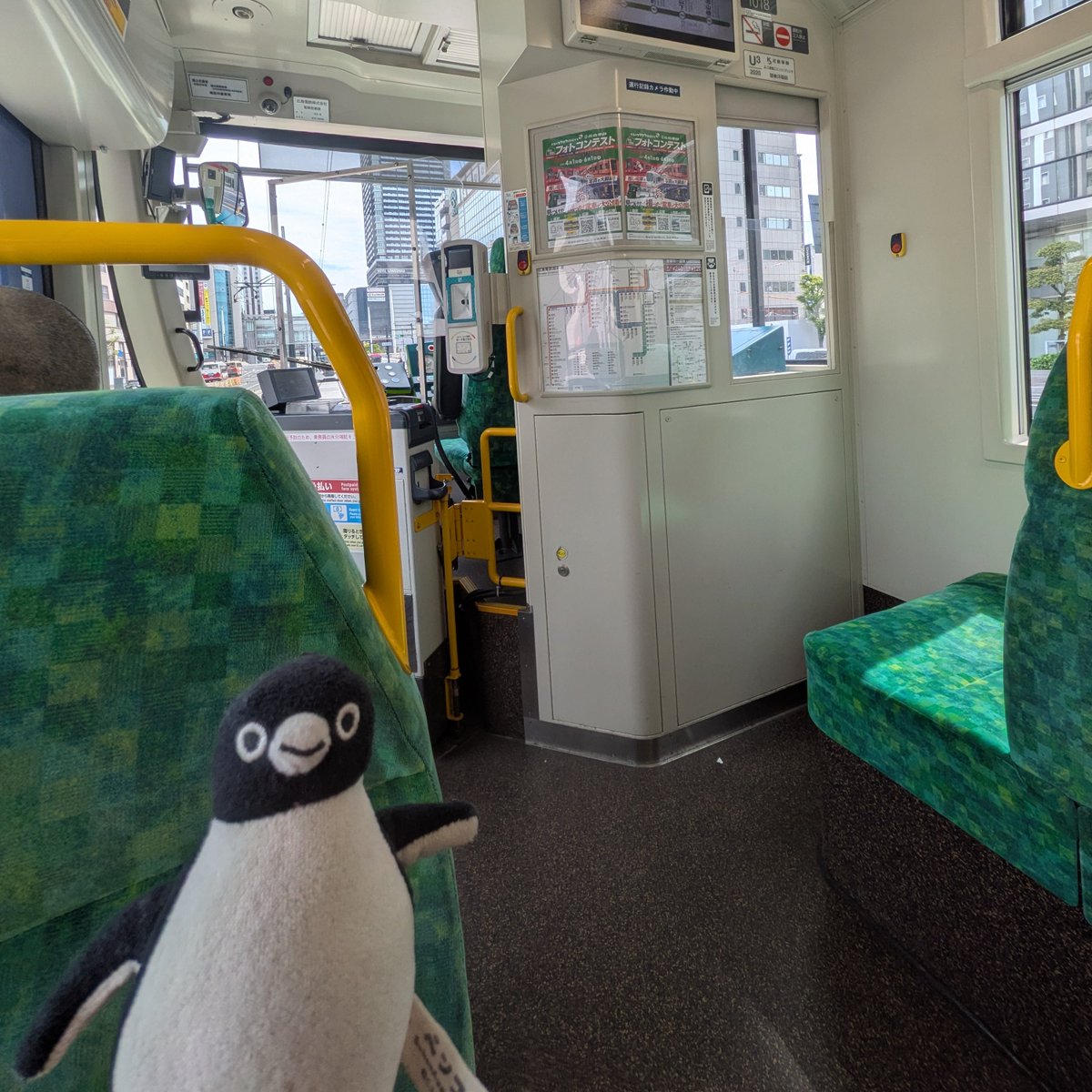 広島の路面電車を楽しむSuicaのペンギンさん🐧いろんな車両があって