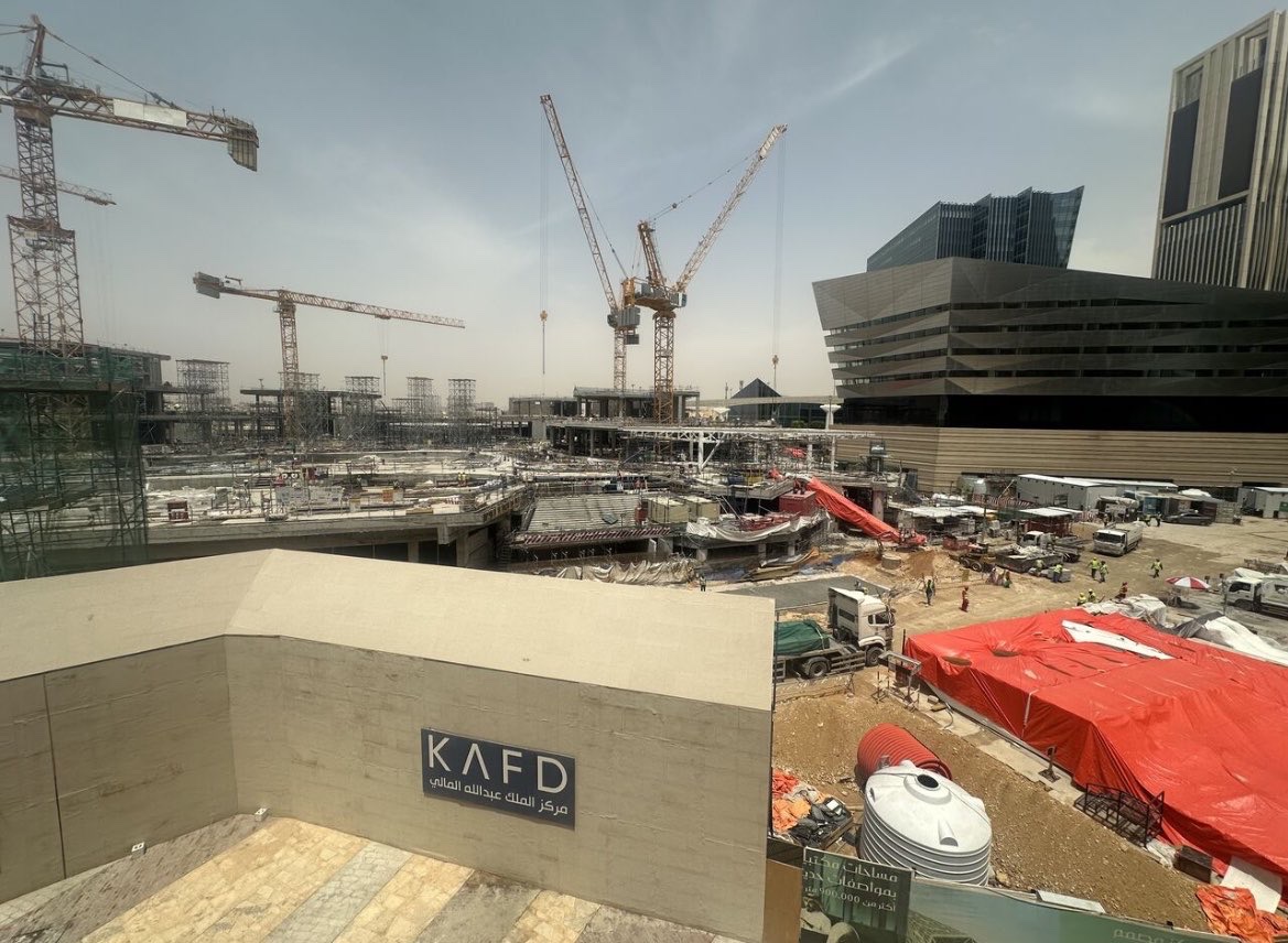 AddadRuh's tweet photo. تتواصل أعمال البناء في مشروع A.11 الواقع في المركز المالي كافد، حيث وصلت نسبة الإنجاز إلى 40٪، ويتميز المشروع بمظلة أيقونية تغطي أكثر من 12,000 م² ويضم أكثر من 20 مطعمًا ومتجرًا، إضافةً إلى مساحات خضراء وحديقة عامة وأكثر من 2,000 موقف سيارة ومن المتوقع اكتماله عام 2027 https://t.co/3r3X3odV1R
