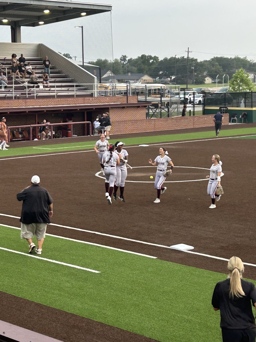 Coach_MacCFISD's tweet photo. Winner Winner 🐓 Dinner!! ⁦@CFISDAthletics⁩ ⁦@UILTexasEvent⁩ ⁦@CyFair_Softball⁩ https://t.co/WqTGjf11cp