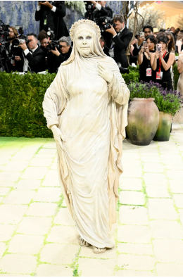 #TENDENCIAS | Y seguimos hablando de la #MetGala2026

La edición de este año se celebró bajo el lema “La moda es arte”, inspirado en la exposición Costume Art del Costume Institute. 

Con esta premisa, la alfombra roja destacó por looks conceptuales que exploraron el cuerpo, la