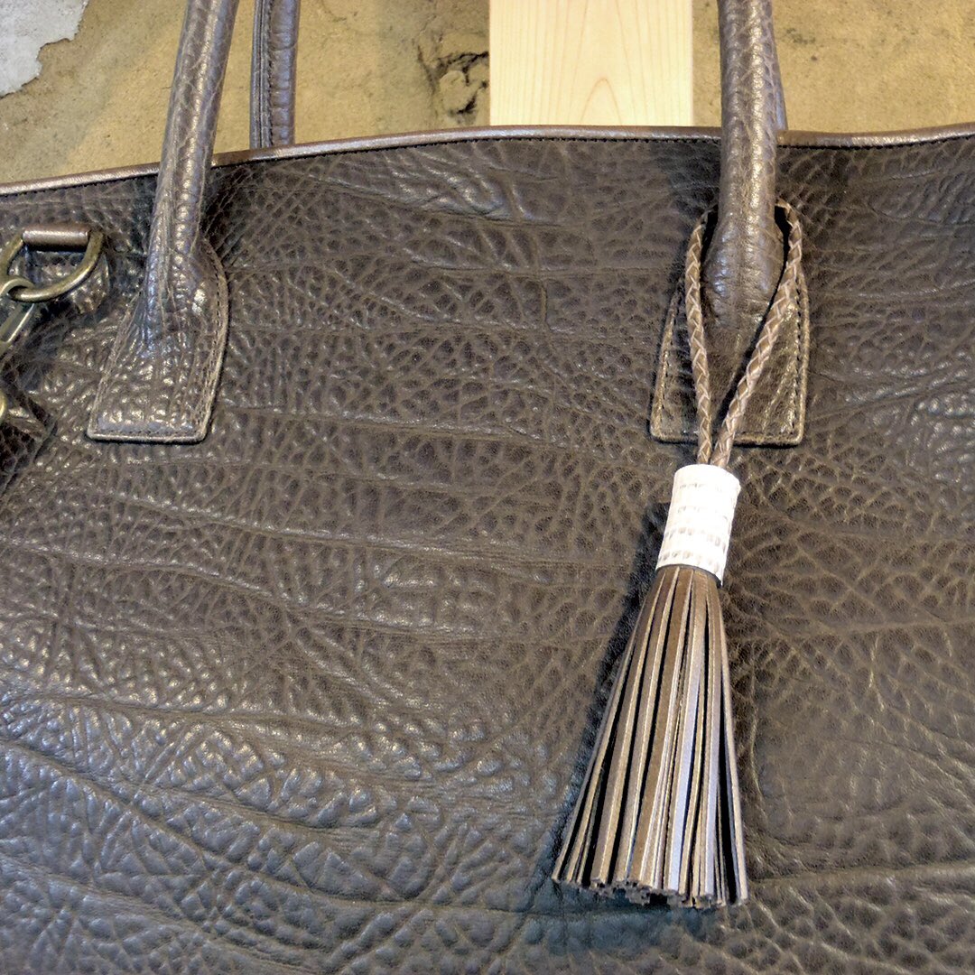 pelt_jp's tweet photo. 迫力ある鬼シボのイタリア製ブルハイド。銀面は爪で引っ掻いても傷付かないほどとても強く、見た目の荒々しさも堅牢度もまさに雄牛らしい仕上がりの存在感ある革です。店頭でご覧いただけます。 https://t.co/rfEseTLzOq