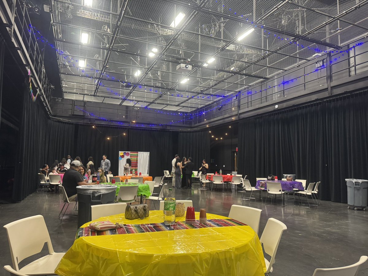 OWHeritageClass's tweet photo. Our very first Latino Banquet in Spanish was a success! Families came together to celebrate achievements like the Seal of Biliteracy, Spanish Honor Society, HDF scholarships, and many more student awards @MaBlackOW https://t.co/jZE2hTwza2